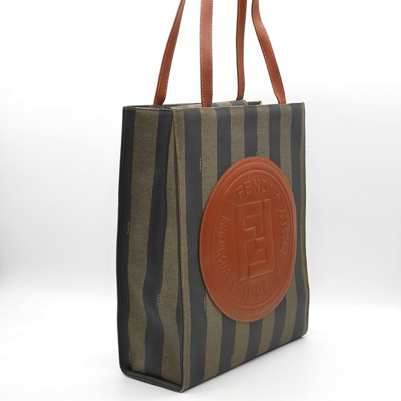 🍓FENDI Pecan Tote - Picture 2 of 15